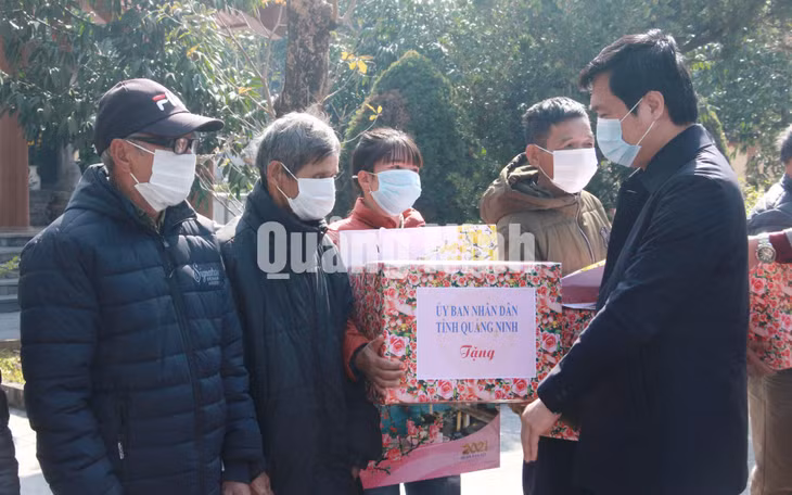 Chủ tịch UBND tỉnh Nguyễn Tường Văn tặng quà, chúc Tết các hộ nghèo, có hoàn cảnh khó khăn tại 2 xã Hải Sơn và Bắc Sơn, TP Móng Cái (1-2021). Ảnh: Mạnh Trường