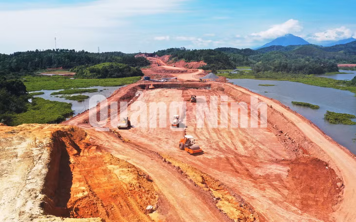 Trên toàn tuyến Tiên Yên - Móng Cái (10-2020). Ảnh: Đỗ Phương