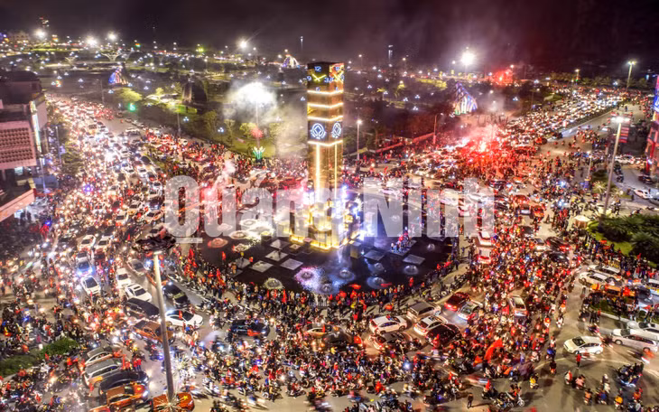 Sau trận chung kết AFF cup 2018 người dân Hạ Long xuống đường ăn mừng tại khu vực cột đồng hồ (12-2018). Ảnh: Nguyễn Đức Thành