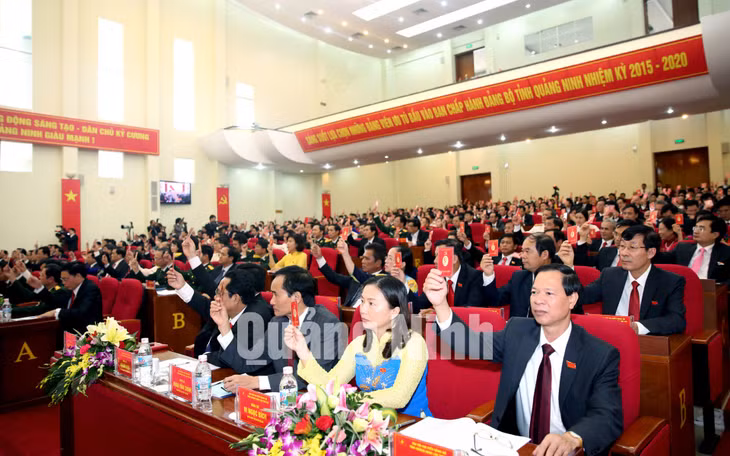 Đại biểu biểu quyết thông qua các chỉ tiêu