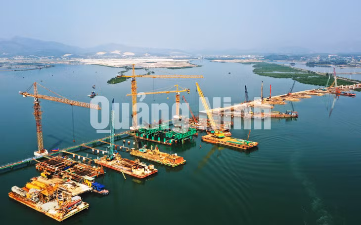 Trên công trường thi công cầu Cửa Lục 1 (11-2020). Ảnh: Đỗ Phương