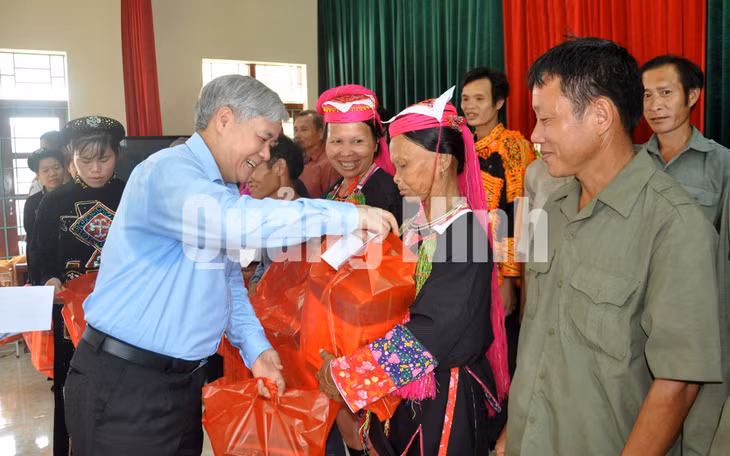 Đồng chí Đỗ Văn Chiến tặng quà cho các hộ nghèo của xã Hà Lâu (8-2017). Ảnh: Minh Hà