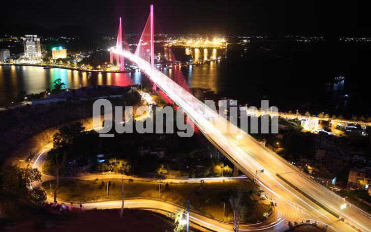 Cầu Bãi Cháy rực rỡ trong đêm (6-2016). Ảnh: Đỗ Phương