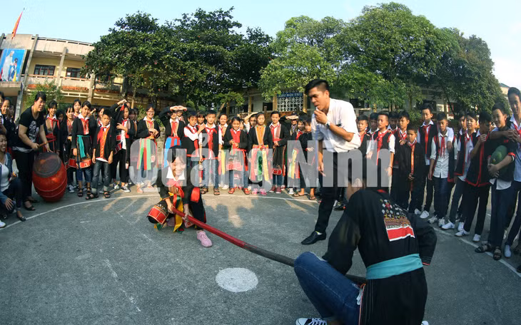 Giờ thể dục của các em dân tộc nội trú (phường Trới, TP Hạ Long) trong giờ ra chơi (3-2019). Ảnh: Khánh Giang