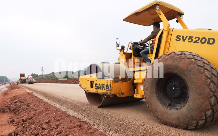 Thi công Đoạn đường nối giữa 2 cao tốc Hạ Long - Vân Đồn và Vân Đồn - Móng Cái (12-2019). Ảnh: Đỗ Phương