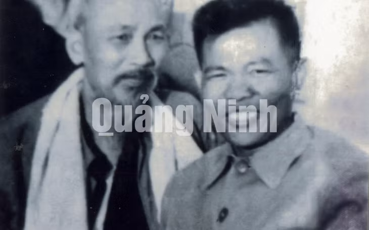 Chủ tịch Hồ Chí Minh chụp ảnh cùng đồng chí Phạm Hoành, Phó Chủ tịch Ủy ban Hành chính khu Hồng Quảng.