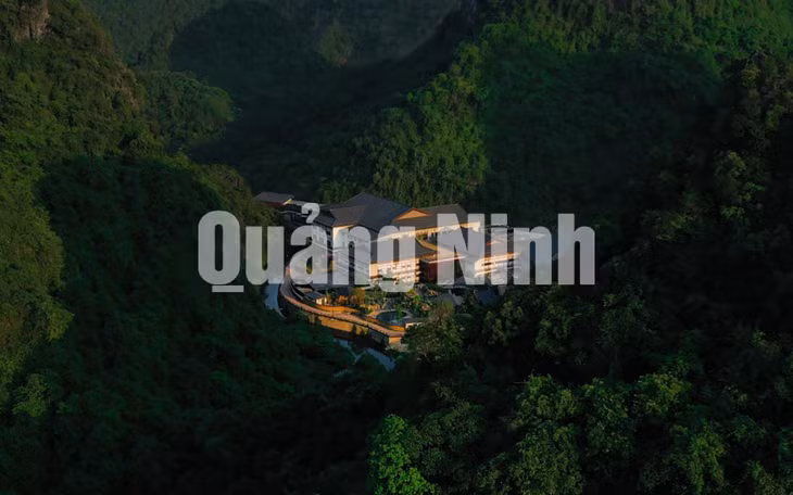 Khu nghỉ dưỡng Yoko Onsen Quang Hanh được bao bọc giữa các dãy núi, nhìn từ trên cao giống như một ngôi làng nhỏ ở Nhật Bản (5-2020). Ảnh: Đỗ Phương