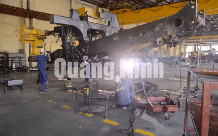 Gia công, chế tạo khung gầm để đóng mới các loại xe chuyên dụng. Ảnh: Lương Giang