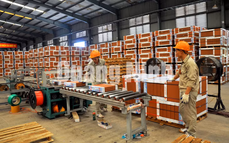 Đóng gói sản phẩm gạch lát nền tại Công ty CP Gốm Đất Việt, TX Đông Triều (7-2016). Ảnh: Minh Hà