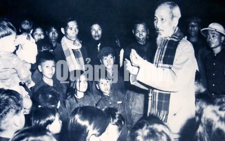 Chủ tịch Hồ Chí Minh nói chuyện với nhân dân đảo Tuần Châu (31-3-1959).