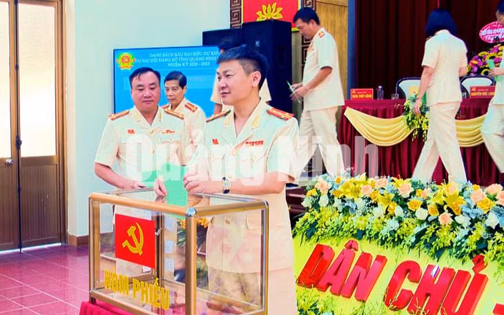 Các đại biểu bỏ phiếu bầu đoàn đại biểu đi dự Đại hội Đại biểu Đảng bộ tỉnh lần thứ XV (7-2020). Ảnh: Mạnh Trường