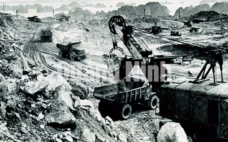 Công trường khai thác than lộ thiên ở mỏ Cọc 6 (Quảng Ninh trong những năm kháng chiến chống Mỹ cứu nước). Ảnh: Tư liệu Vinacomin