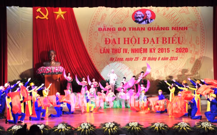 Chương trình văn nghệ chào mừng thành công đại hội.