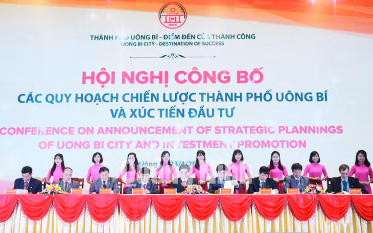 Lãnh đạo TP Uông Bí và các doanh nghiệp ký biên bản ghi nhớ đầu tư 26 dự án với tổng mức đầu tư là 3.655 tỷ đồng.
