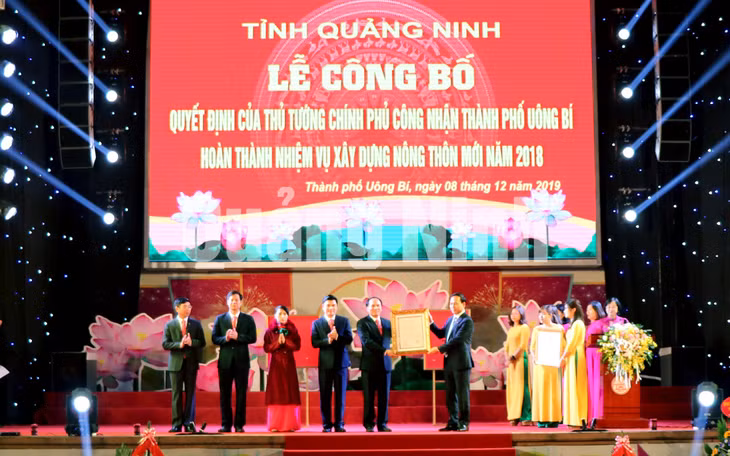 Thừa ủy quyền của Thủ tướng Chính phủ, đồng chí Đặng Huy Hậu, Phó Chủ tịch Thường trực UBND tỉnh, trao quyết định công nhận TP Uông Bí hoàn thành chương trình xây dựng nông thôn mới năm 2018 (12-2019). Ảnh: Việt Hoa