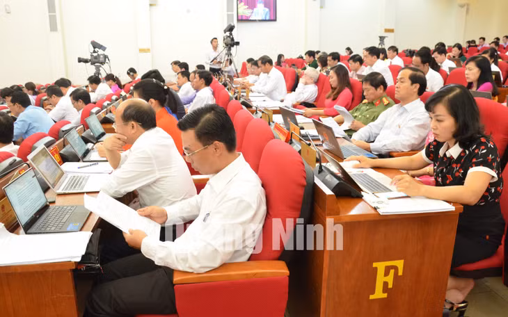 Các đại biểu tham khảo tài liệu kỳ họp