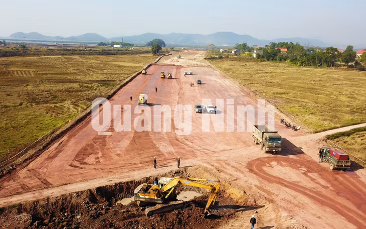 Thi công nền K95 (4-2020). Ảnh: Đỗ Phương