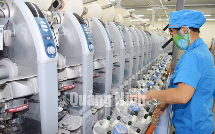 Sản xuất sợi tại Công ty TNHH KHKT Texhong Ngân Long. Ảnh: Thái Cảnh