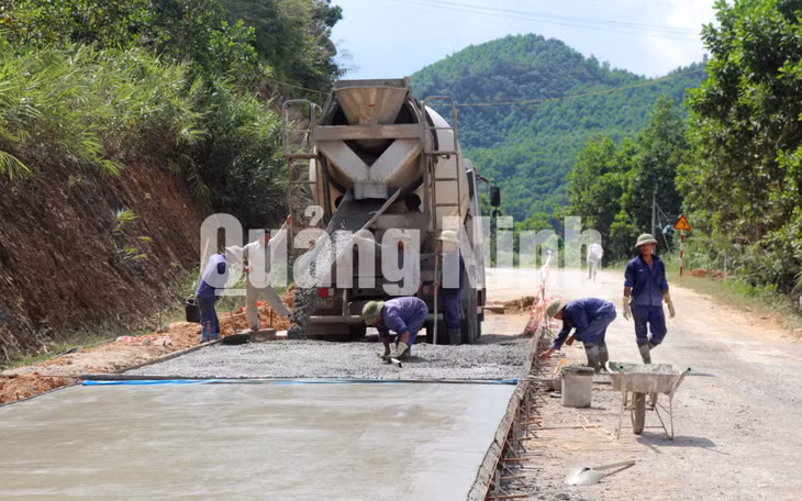 Hoàn thiện nền đường đấu nối cầu Nam Sơn với tuyến tỉnh lộ 330 từ Tiên Yên lên ba Chẽ. Ảnh: Đỗ Phương