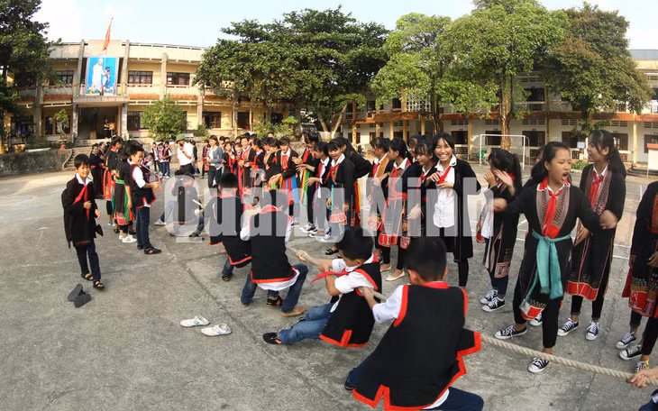 Giờ thể dục của các em dân tộc nội trú (phường Trới, TP Hạ Long) trong giờ ra chơi (3-2019). Ảnh: Khánh Giang.