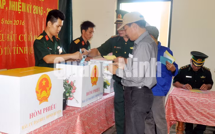Quân và dân đảo Trần, xã Thanh Lân (Cô Tô) bỏ phiếu bầu ĐBQH khoá XIV và đại biểu HĐND các cấp, nhiệm kỳ 2016-2021. Ảnh: Quang Minh