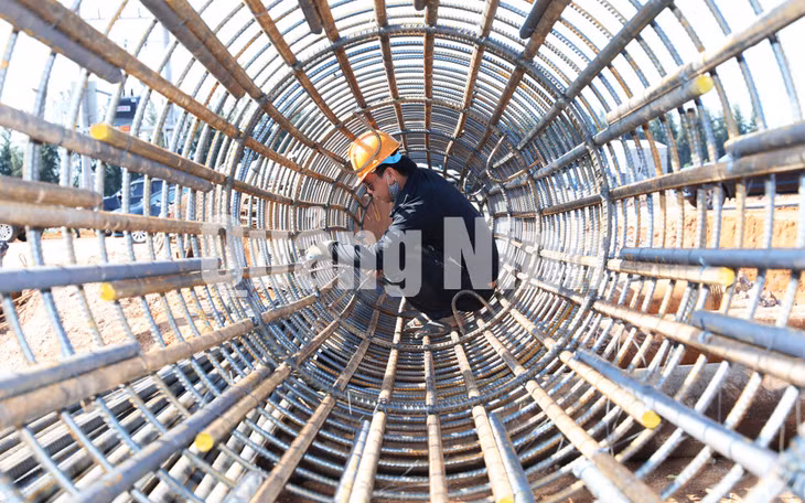 Trên công trường thi công cao tốc Vân Đồn - Móng Cái (10-2020). Ảnh: Đỗ Phương