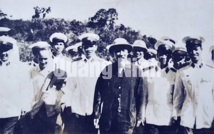 Chủ tịch Hồ Chí Minh thăm các đơn vị hải quân tại cảng Vạn Hoa (13-11-1962).