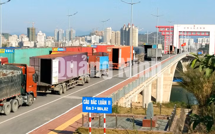 Hoạt động xuất nhập khẩu qua cửa khẩu Bắc Luân II (12-2020). Ảnh: Đàm Tuấn