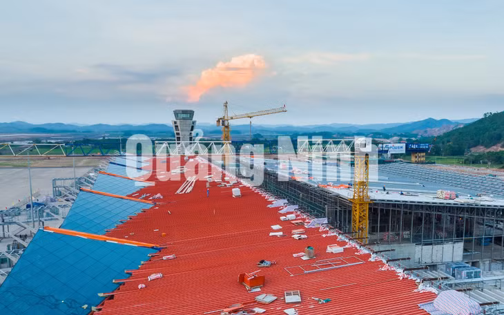 Áng mây hồng trên đài không lưu như ngọn đuốc rực cháy trong tim mỗi người thợ. Ảnh: Thành Chung