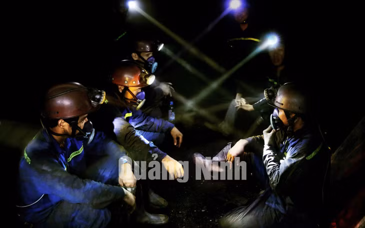 Chờ tiếng còi phá hỏa. Ảnh: Phạm Cường