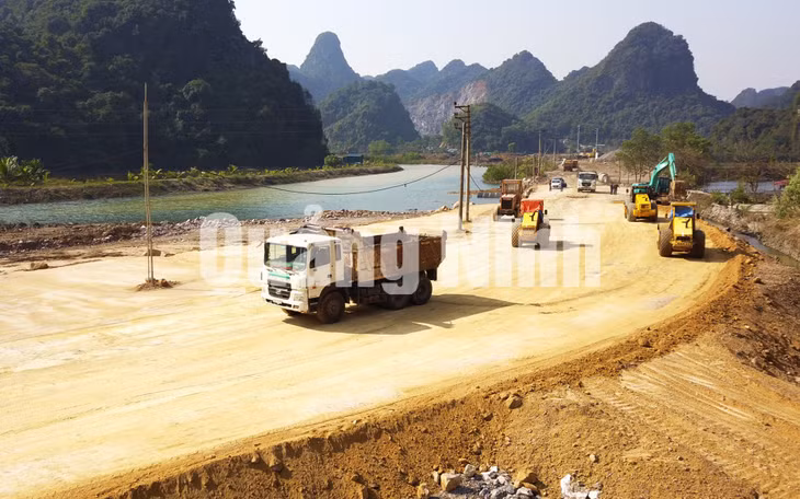 Nhà thầu thi công đắp nền K95 (2-2020). Ảnh: Đỗ Phương