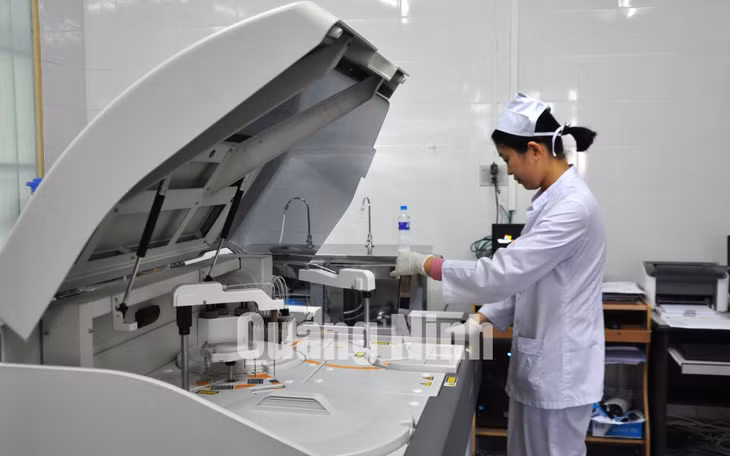 Thực hiện xét nghiệm tại Trung tâm Y tế TX Đông Triều (2-2018). Ảnh: Hoàng Quý