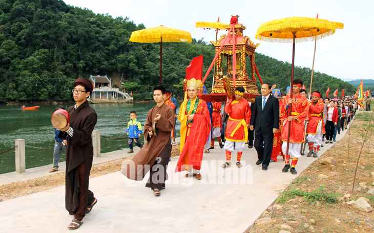 Lễ hội thu hút đông đảo người dân, du khách tham gia (4-2018). Ảnh: Phạm Tăng