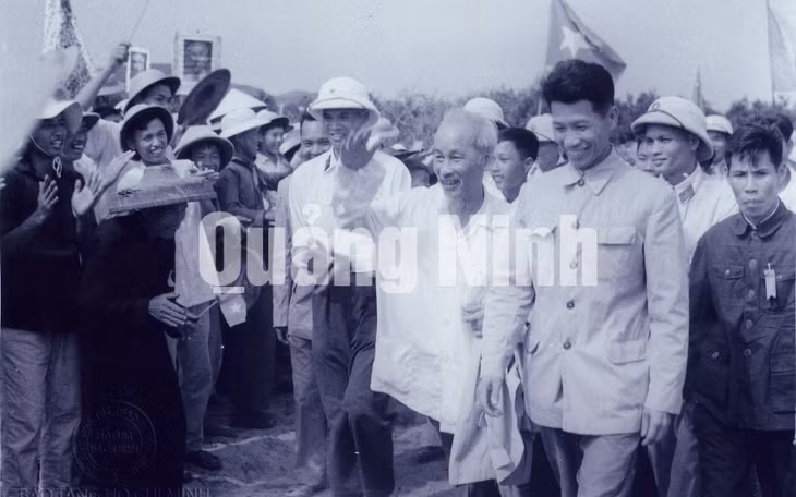 Chủ tịch Hồ Chí Minh từ Trà Cổ đến thăm đảo Cô Tô. Cùng đi với Bác có đồng chí Hoàng Chính, Bí thư Tỉnh ủy Hải Ninh.