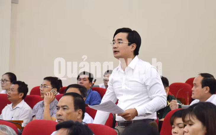 Chất vấn và trả lời chất vấn tại hội trường.