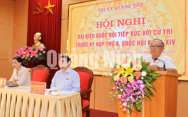 ĐBQH tỉnh nghe kiến nghị tại buổi tiếp xúc (10-2019). Ảnh: Đỗ Phương