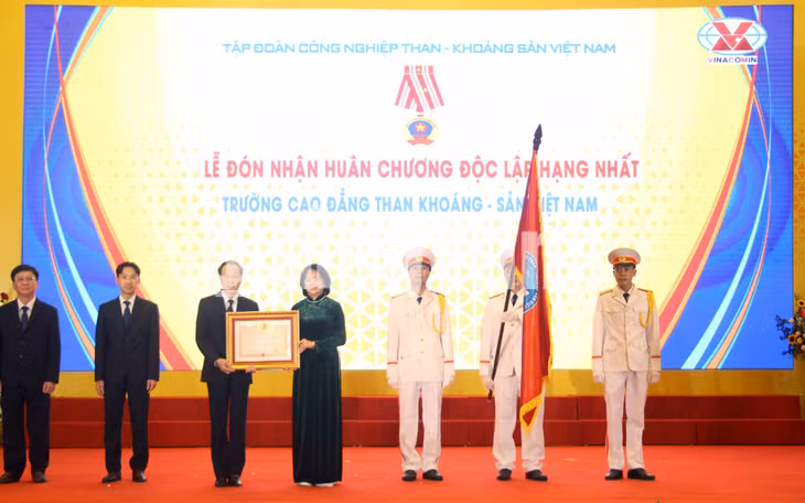 Phó Chủ tịch nước Đặng Ngọc Thịnh trao Huân chương Độc lập hạng Nhất cho trường Cao đẳng Than và Khoáng sản Việt Nam (11-2020). Ảnh: Thu Chung