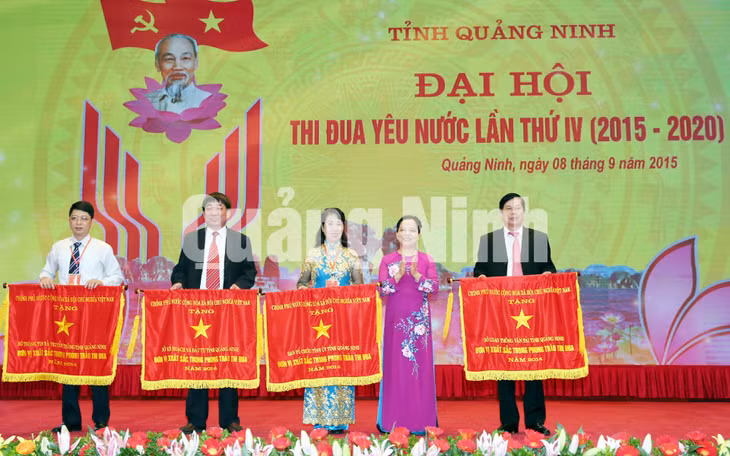 Đồng chí Trần Thị Hà, Thứ trưởng Bộ Nội vụ, Trưởng ban Thi đua khen thưởng Trung ương, Phó Chủ tịch Thường trực Hội đồng Thi đua khen thưởng Trung ương trao cờ thi đua Chính phủ cho các đơn vị xuất sắc trong phong trào thi đua năm 2014 (9-2015). Ảnh: Đỗ Phương