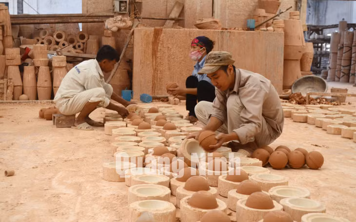 Sản xuất gốm sứ tại cơ sở sản xuất gốm sứ Thành Đồng (6-2018). Ảnh: Cao Quỳnh