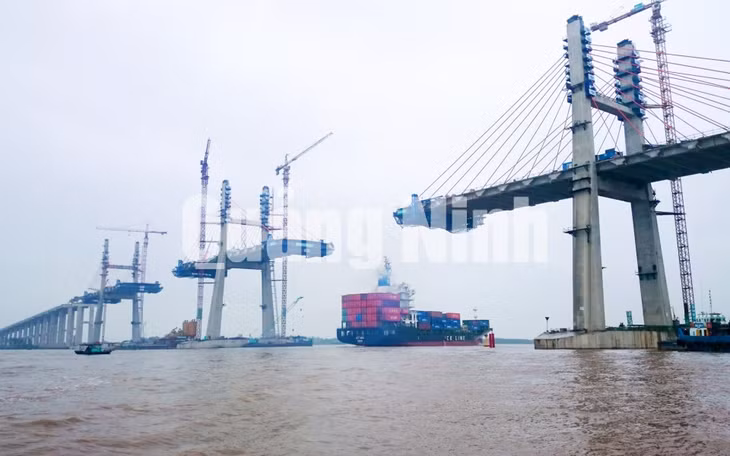 Thi công dự án cầu Bạch Đằng (1-2018). Ảnh: Thu Trang