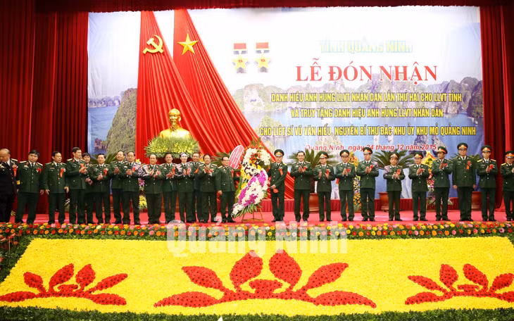 Các tướng lĩnh của Quân đội tặng hoa cho LLVT tỉnh tại buổi lễ