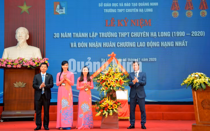 Đồng chí Nguyễn Tường Văn, Phó Bí thư Tỉnh ủy, Chủ tịch UBND tỉnh, tặng hoa chúc mừng nhà trường (11-2020). Ảnh: Lan Anh