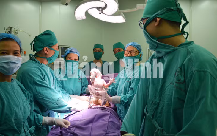 Bé trai đầu tiên chào đời mùng 1 Tết Kỷ Hợi 2019 ra đời bằng phương pháp thụ tinh trong ống nghiệm tại Bệnh viện Sản Nhi Quảng Ninh (2-2019). Ảnh: Nguyễn Hoa