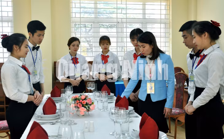 Một giờ thực hành nghiệp vụ du lịch của sinh viên Khoa Du lịch, Trường Đại học Hạ Long (3-2018). Ảnh: Thu Nguyên
