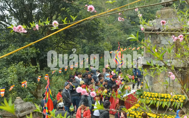 Du khách thắp hương lễ phật tại am Ngọa Vân. Ảnh: Phạm Học