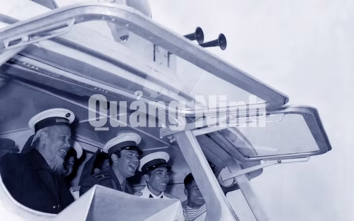Chủ tịch Hồ Chí Minh và anh hùng vũ trụ Liên Xô Giecsman Titốp trên tàu Hải quân thăm Vịnh Hạ Long (22-1-1962).