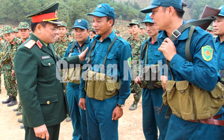 Thượng tướng Nguyễn Phương Nam, Ủy viên BCH Trung ương Đảng, Phó Tổng Tham mưu trưởng QĐND Việt Nam động viên các chiến sĩ tham gia diễn tập. Ảnh: Hồng Ngọc (CTV)