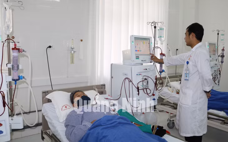 Bệnh nhân chạy thận nhân tạo tại Trung tâm Y tế TX Quảng Yên (12-2017). Ảnh: Nguyễn Hoa