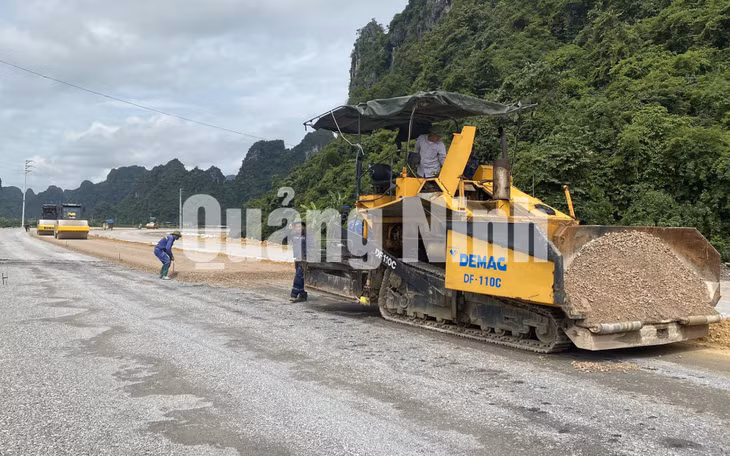 Nhà thầu thi công cấp phối đá dăm (8-2020). Ảnh: Đỗ Phương