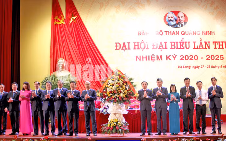 Các đồng chí lãnh đạo tỉnh tặng hoa chúc mừng Đại hội Đảng bộ Than Quảng Ninh (5-2020). Ảnh: Thu Chung